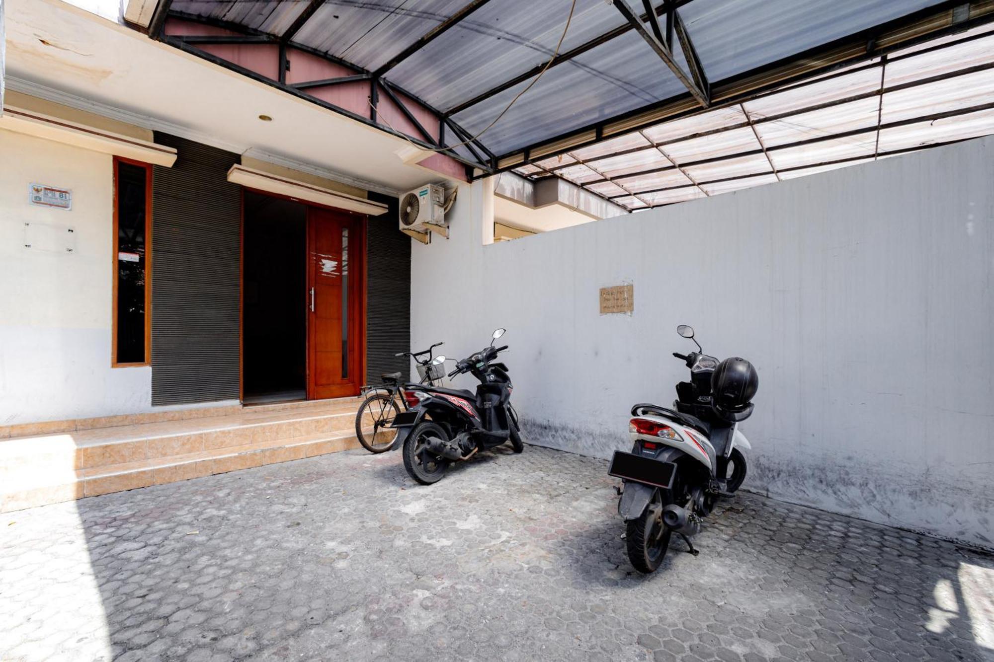 J&B Rooms Tomang Jakarta Mitra Reddoorz Exterior foto