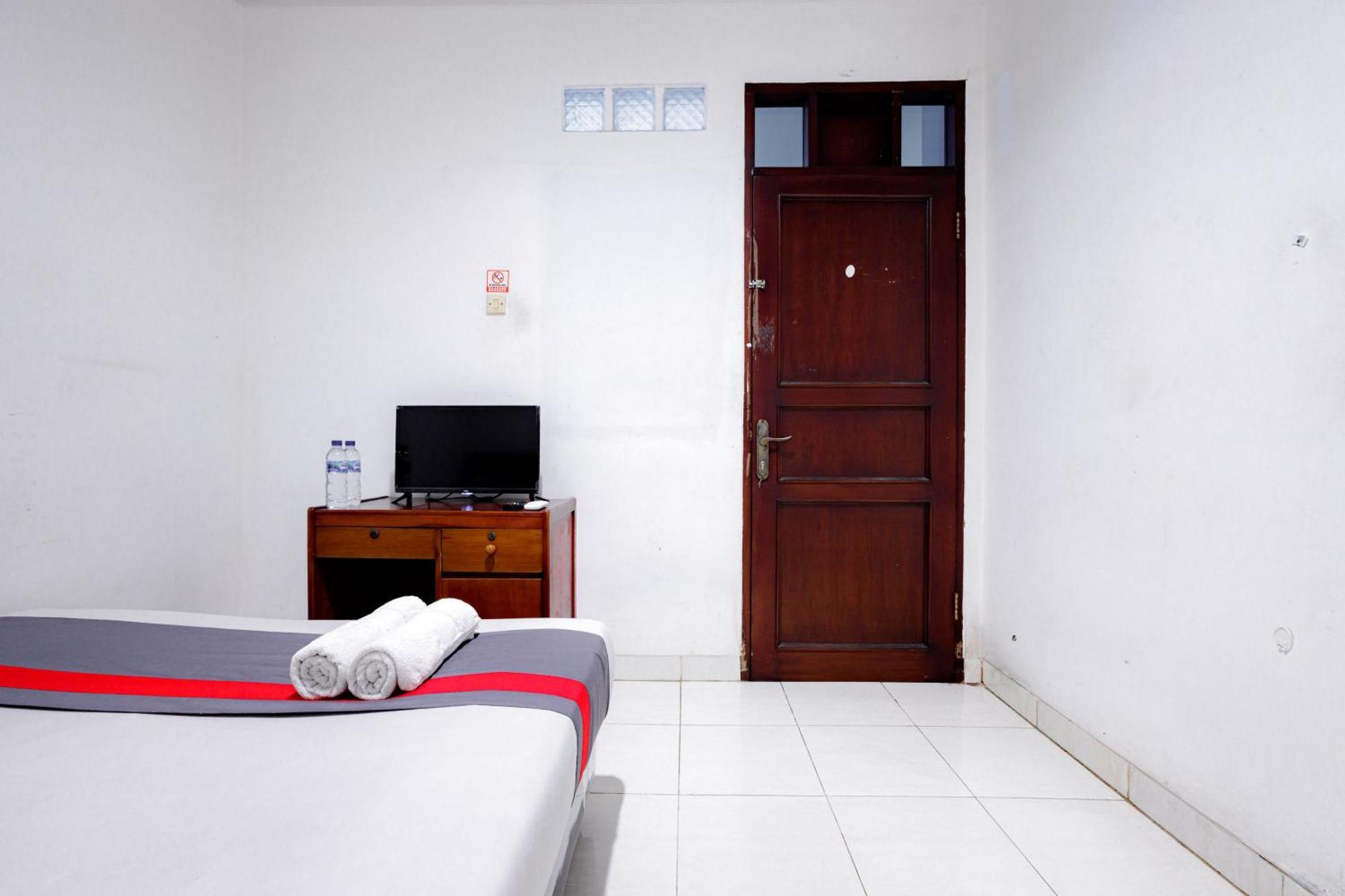 J&B Rooms Tomang Jakarta Mitra Reddoorz Exterior foto